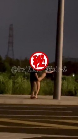 专约极品大神『橘sir-S』在全校师生面前展示一波“体操运动”小母狗羞耻的看着落地窗外的学生和老师，被前后夹击 截图2