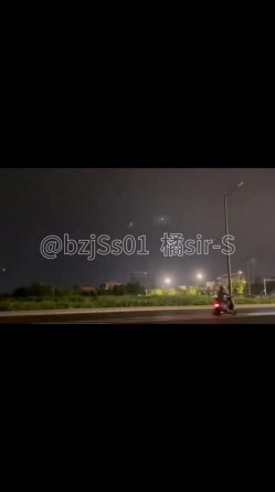 专约极品大神『橘sir-S』在全校师生面前展示一波“体操运动”小母狗羞耻的看着落地窗外的学生和老师，被前后夹击 截图5