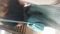 魔手 外购流出《撩裙、露毛、靓妹美少妇》高颜值丁字裤靓妹 丁字裤长毛毛美女 截图2