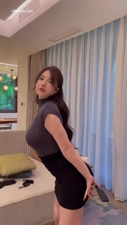 【秀人模特】小海臀Rena，包臀凸点无内，微信私拍福利。公车发骚，奶头侧漏 截图1