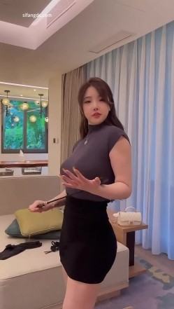 【秀人模特】小海臀Rena，包臀凸点无内，微信私拍福利。公车发骚，奶头侧漏 截图2