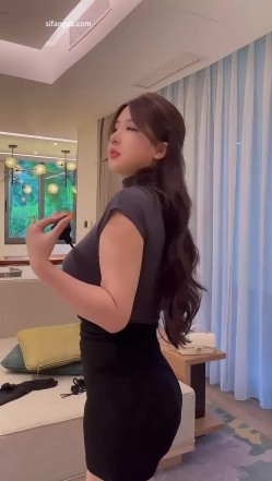 【秀人模特】小海臀Rena，包臀凸点无内，微信私拍福利。公车发骚，奶头侧漏 截图3