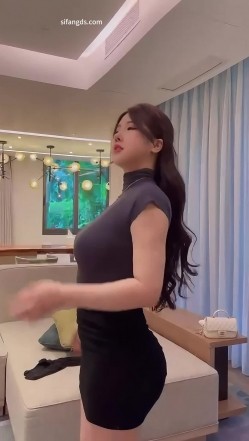 【秀人模特】小海臀Rena，包臀凸点无内，微信私拍福利。公车发骚，奶头侧漏 截图5