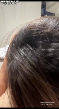 露脸在校女学生，全程露脸超反差，怼脸口交 对着大镜子后入，表情风骚，被干的爽的不要不要的 直接无套内射她！ 截图14