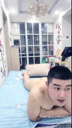 【熟女控】两大美艳阿姨，专玩少男，一个个精神小伙被阿姨榨干，姿势多、叫声骚，隐秘于小区中的淫乱窝点！ 截图7