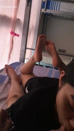 【度云泄密】深圳母狗龚倩莹，保险公司客户经理，平时喜欢勾引客户，喜欢被捆绑在床上玩脚虐嘴，视图流出6V 截图3