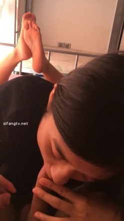 【度云泄密】深圳母狗龚倩莹，保险公司客户经理，平时喜欢勾引客户，喜欢被捆绑在床上玩脚虐嘴，视图流出6V 截图12