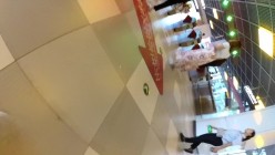 【精品CD】 稀有作品，每部都是精品，手艺高超 27V+YC商场系列：晃着肥臀打游戏淫荡美妇丁子内两侧黑毛全钻出来了 截图2