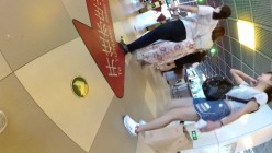 【精品CD】 稀有作品，每部都是精品，手艺高超 27V+YC商场系列：晃着肥臀打游戏淫荡美妇丁子内两侧黑毛全钻出来了 截图3