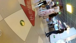 【精品CD】 稀有作品，每部都是精品，手艺高超 27V+YC商场系列：晃着肥臀打游戏淫荡美妇丁子内两侧黑毛全钻出来了 截图4