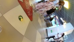 【精品CD】 稀有作品，每部都是精品，手艺高超 27V+YC商场系列：晃着肥臀打游戏淫荡美妇丁子内两侧黑毛全钻出来了 截图5