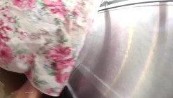 【精品CD】 稀有作品，每部都是精品，手艺高超 27V+YC商场系列：晃着肥臀打游戏淫荡美妇丁子内两侧黑毛全钻出来了 截图10