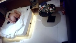 酒店偷拍 ️少妇被眼镜渣男骗到酒店一顿啤酒喝完趁她睡觉拿下内射 截图16
