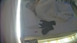酒店偷拍 学生情侣妹子满心期待男友激烈的碰撞废才男友只知道玩游戏性能力让她大失所望 截图6