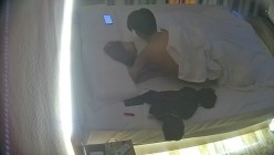 酒店偷拍 学生情侣妹子满心期待男友激烈的碰撞废才男友只知道玩游戏性能力让她大失所望 截图12