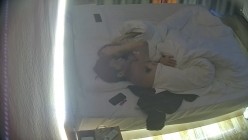 酒店偷拍 学生情侣妹子满心期待男友激烈的碰撞废才男友只知道玩游戏性能力让她大失所望 截图13
