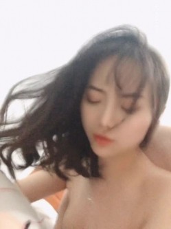 【极品高端泄密】超靓美女王媛媛大尺度性爱私拍流出 深喉跪舔 怕闺蜜听到捂嘴操 完美露脸 高清私拍34P 高清720P版 截图15
