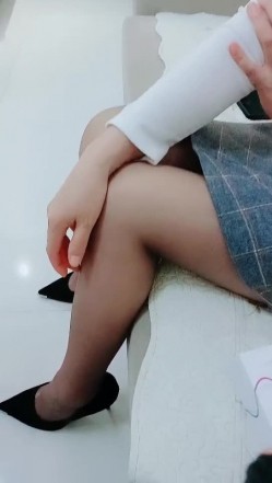 【剧情演绎】勾搭小少妇测试女性按摩棒 趁机掏出大鸡巴一顿狂操 截图4
