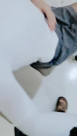 【剧情演绎】勾搭小少妇测试女性按摩棒 趁机掏出大鸡巴一顿狂操 截图9