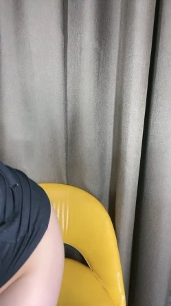 新人妹子，大眼可爱黑色内衣，脱掉后露出极品粉色蝴蝶鲍鱼，手指抠逼自慰 截图2