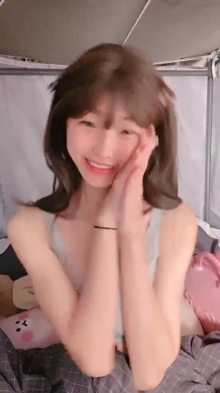既是大学生，又是福利姬，又是主播，【呜崽酱】，学校寝室自慰，颜值身材都很棒的小妹妹 截图4