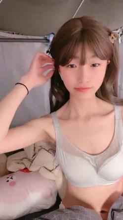 既是大学生，又是福利姬，又是主播，【呜崽酱】，学校寝室自慰，颜值身材都很棒的小妹妹 截图5