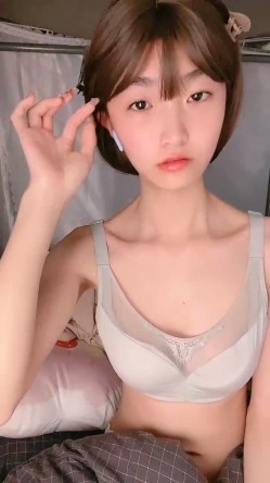 既是大学生，又是福利姬，又是主播，【呜崽酱】，学校寝室自慰，颜值身材都很棒的小妹妹 截图10