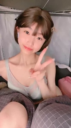 既是大学生，又是福利姬，又是主播，【呜崽酱】，学校寝室自慰，颜值身材都很棒的小妹妹 截图11