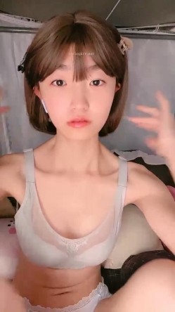 既是大学生，又是福利姬，又是主播，【呜崽酱】，学校寝室自慰，颜值身材都很棒的小妹妹 截图15