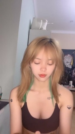 推荐！美乳学生亲戚家大秀~【百事可爱】姑妈还在睡觉~！ 截图1