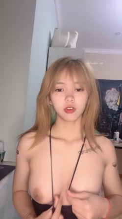 推荐！美乳学生亲戚家大秀~【百事可爱】姑妈还在睡觉~！ 截图2