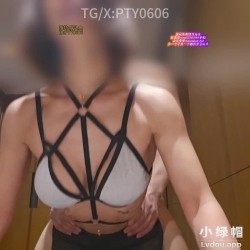 重磅新流！新晋超强健身腱子肉带腹肌女神「胖头鱼」黑丝酒店取材拍摄，射了马上插进去继续猛干，这只骚货被操得特别持久 截图8