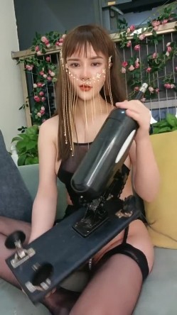 九头身170CM极品御姐！珍珠内裤黑丝顶级美腿！炮击激情自慰，跳蛋大黑牛轮番上，娇喘呻吟好骚 截图11