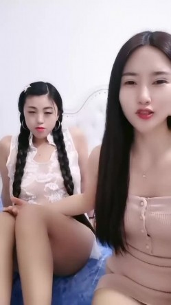剧情演绎热水器修理工上门维修被两个少妇下药，拖到卧室扒掉裤子双飞，骑在身上抽插猛操，一起舔屌换着操 截图1