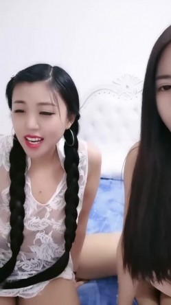 剧情演绎热水器修理工上门维修被两个少妇下药，拖到卧室扒掉裤子双飞，骑在身上抽插猛操，一起舔屌换着操 截图3