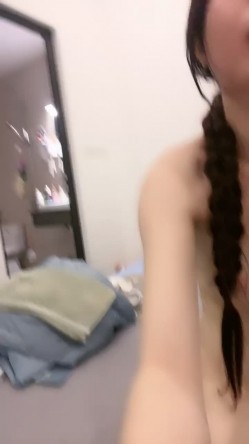 嫩穴美少女回归！蜜桃臀骑乘位！特写视角舔粉穴，浴室被扣穴狂喷尿，双人洗澡揉胸极度诱惑 截图16