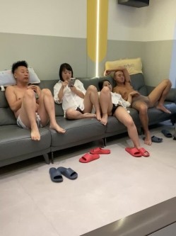 绿帽癖老公大聚会骚妇群P成熟饥渴骚妇成群结队开淫趴浴池KTV漏出口交随机配对 截图3