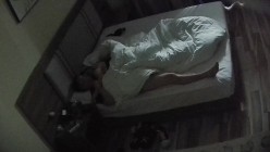 安防酒店偷拍 中年领导男隔夜开好房等待情人早上到来打开窗帘做爱中途把皮带拿起来勒住女人的嘴巴操的更起劲了 截图2