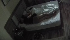 安防酒店偷拍 中年领导男隔夜开好房等待情人早上到来打开窗帘做爱中途把皮带拿起来勒住女人的嘴巴操的更起劲了 截图3