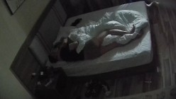 安防酒店偷拍 中年领导男隔夜开好房等待情人早上到来打开窗帘做爱中途把皮带拿起来勒住女人的嘴巴操的更起劲了 截图4