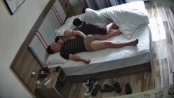 安防酒店偷拍 中年领导男隔夜开好房等待情人早上到来打开窗帘做爱中途把皮带拿起来勒住女人的嘴巴操的更起劲了 截图10