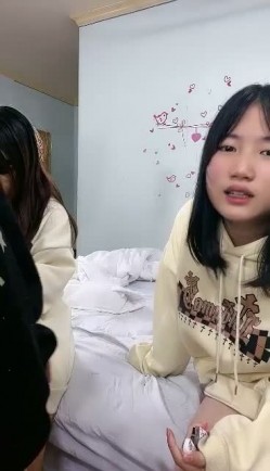 20小时核弹！一群小妹妹被渣男换着干！【青春美少女】属实壮观！其中有一个小妹我认为非常极品 截图1