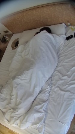 情趣酒店 漂亮的小美女刚入住 就跟男友来一场操逼大战 男友后入暴力打桩 美女女上位疯狂摇动 截图7