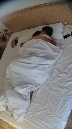 情趣酒店 漂亮的小美女刚入住 就跟男友来一场操逼大战 男友后入暴力打桩 美女女上位疯狂摇动 截图14