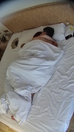 情趣酒店 漂亮的小美女刚入住 就跟男友来一场操逼大战 男友后入暴力打桩 美女女上位疯狂摇动 截图15