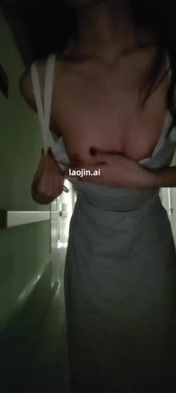 推特【小圆-LinspuppyY56849】，学生妹，喜欢露出，接定制任务，学校楼道露出、穿着内裤尿 截图1
