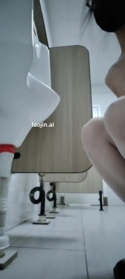推特【小圆-LinspuppyY56849】，学生妹，喜欢露出，接定制任务，学校楼道露出、穿着内裤尿 截图13