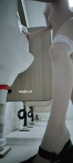 推特【小圆-LinspuppyY56849】，学生妹，喜欢露出，接定制任务，学校楼道露出、穿着内裤尿 截图15