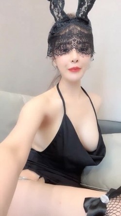 【女神坠落 ️激战啪啪】绿播明星级女神『咪咪真白』首爆下海 女神终于被操了 情趣黑丝骚货玩转性爱椅 疯插坐操 截图2