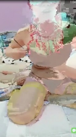 可爱丰满美女姐妹俩和小帅哥在家直播3P无套上位操姐姐在旁掰开蝴蝶逼 截图4
